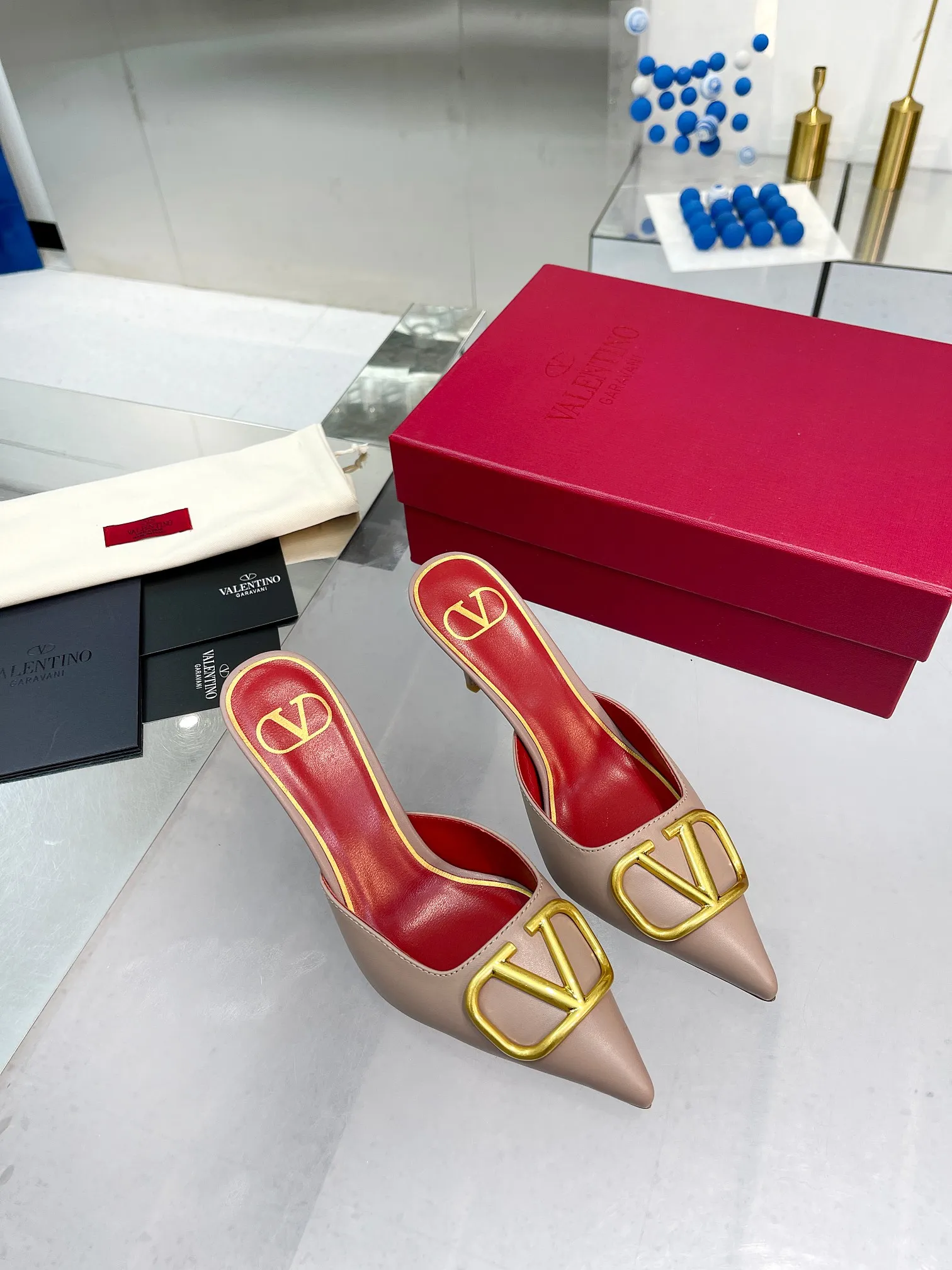 👟👟Ex-factory price 500👟👟 Valentino brand new cowhide half-drag version V-buckle classic sandals, brand new original upgrade, super comfortable on the feet, 😍 easy to put on and take off, super considerate! ✔️Imported cowhide for the uppers ✔️Mixed sheepskin for the inner lining ✔️Italian yellow cowhide outsole with clear texture and consistent with the counter ✔️Code number 35-40 (34 41 42 can be customized and non-returnable) Heel height 7.5